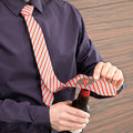 Cravate avec Décapsuleur Métallique